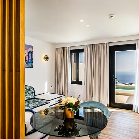Cresanto Luxury מלון