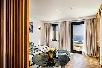 Cresanto Luxury מלון 5*