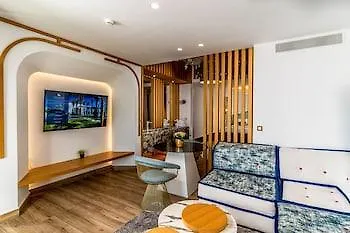 מלון Cresanto Luxury 5*