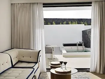 מלון Cresanto Luxury 5*