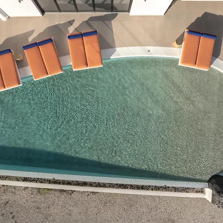 Cresanto Luxury מלון