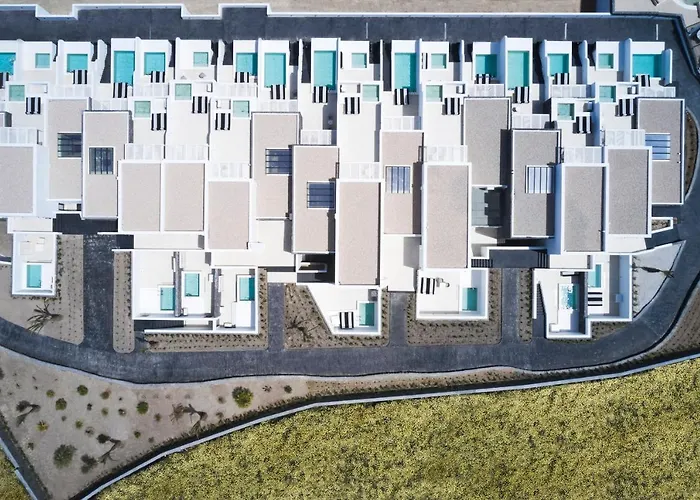 מלון Cresanto Luxury 5*